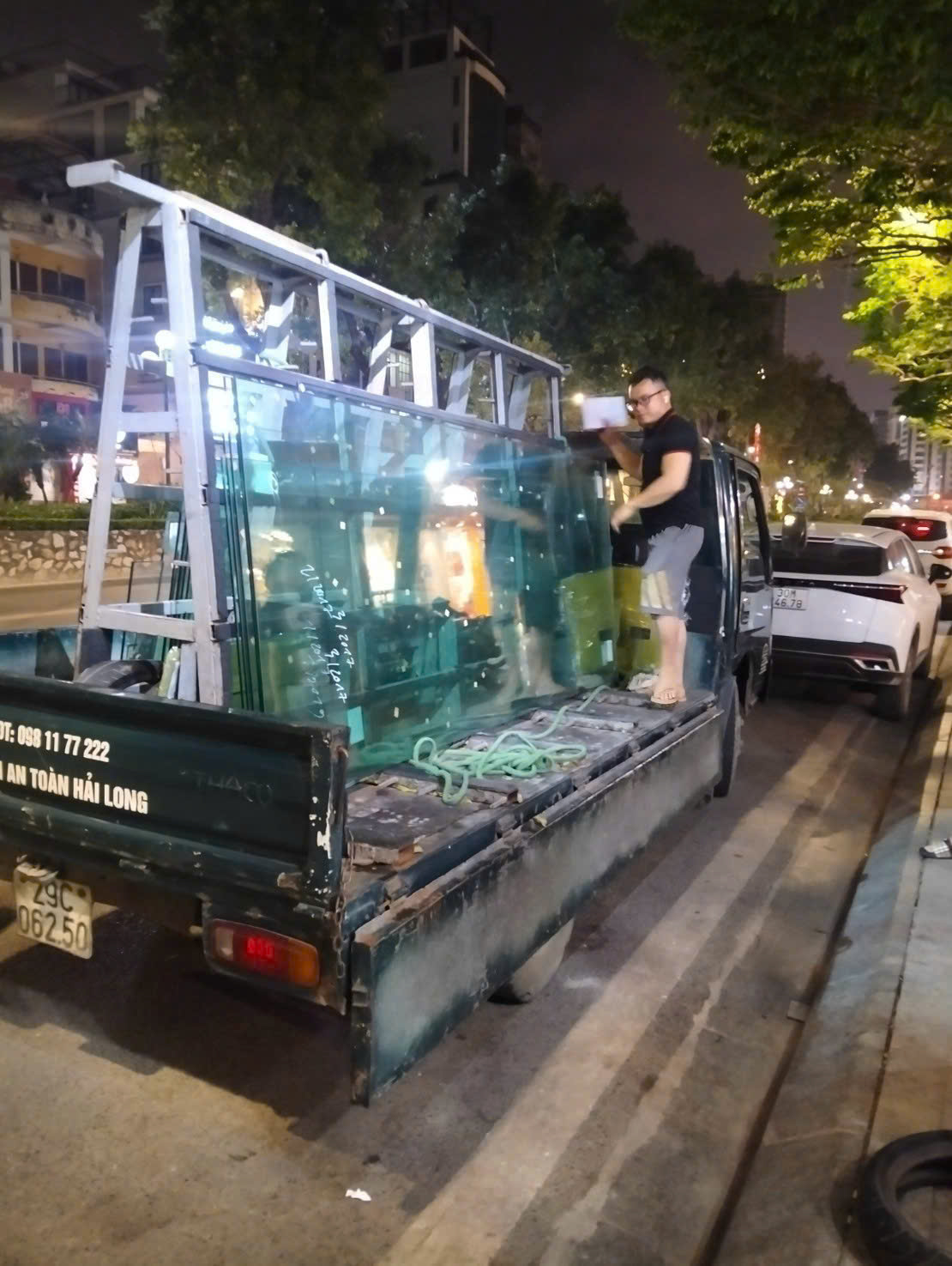 Hoạt động giao kính vào buổi tối tại công trình